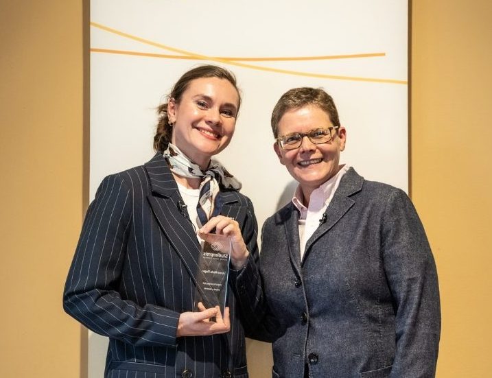 APOLLON Absolventin Anna-Maria Rager und Prof. Dr. Viviane Scherenberg von der APOLLON Hochschule bei der Übergabe des Studienpreises 2025